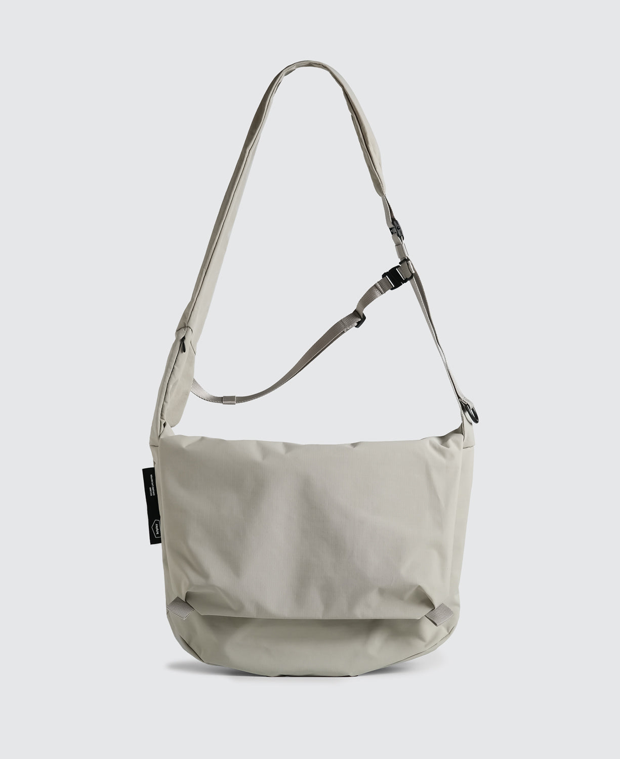 Essential 6.5L 隨行郵差包 柔沙灰